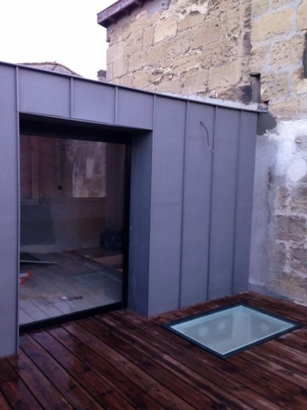 Terrasse en caillebotis avec puits de jour et façade en zinc CBL LAFLAQUIERE 33650